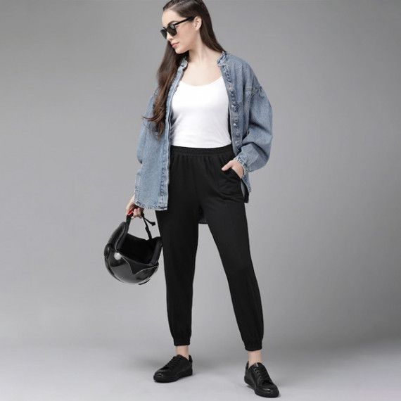 https://www.bloomwow.in/products/women-black-solid-straight-fit-cropped-joggers